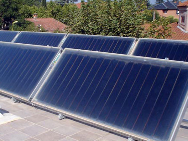 Busquem la millor ubicació de les plaques solars, que es poden col•locar, inclinades o planes, en terrats, teulades, façanes, jardí...