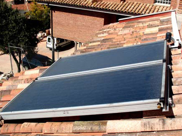Busquem la millor ubicació de les plaques solars, que es poden col•locar, inclinades o planes, en terrats, teulades, façanes, jardí...